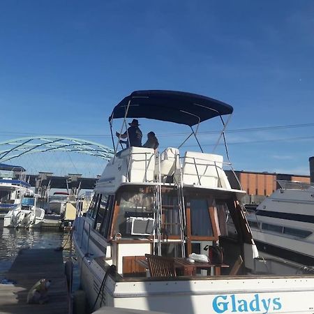 מלון פרובידנס Waterfront 32' Bayliner Yacht מראה חיצוני תמונה