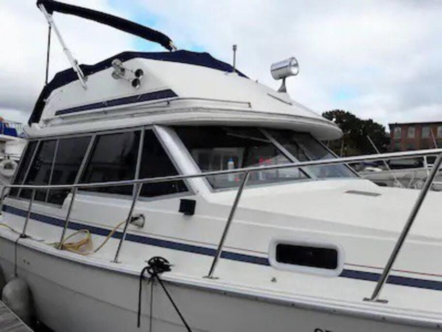 מלון פרובידנס Waterfront 32' Bayliner Yacht מראה חיצוני תמונה