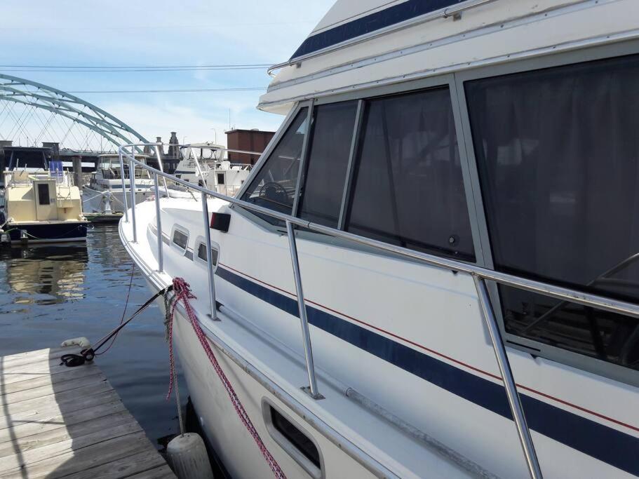 מלון פרובידנס Waterfront 32' Bayliner Yacht מראה חיצוני תמונה