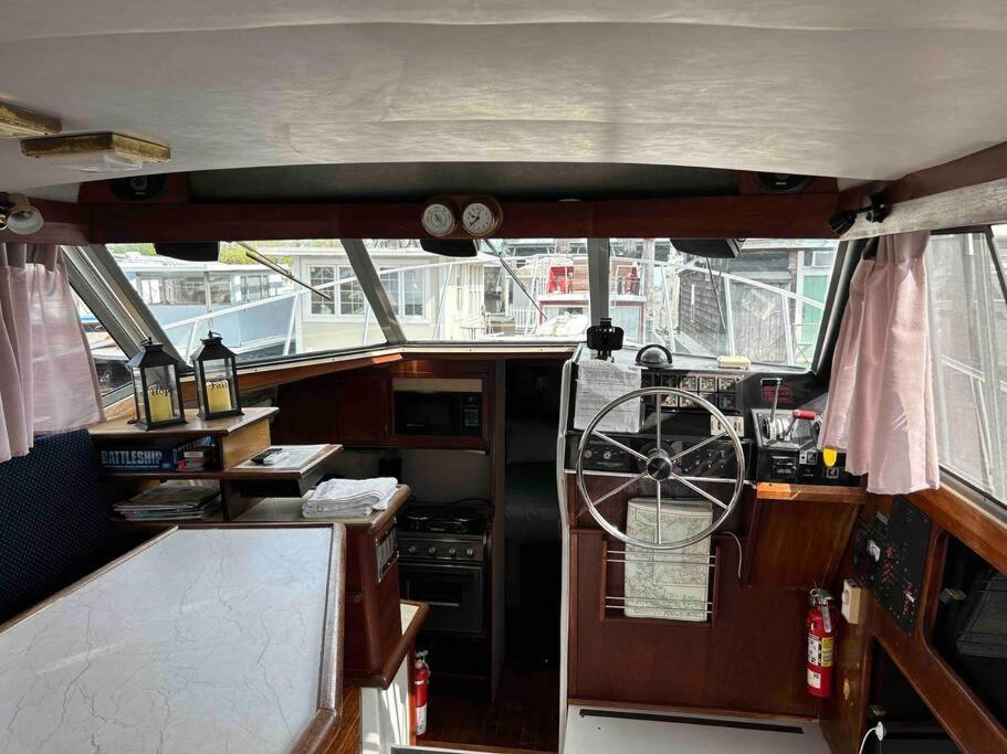 מלון פרובידנס Waterfront 32' Bayliner Yacht מראה חיצוני תמונה