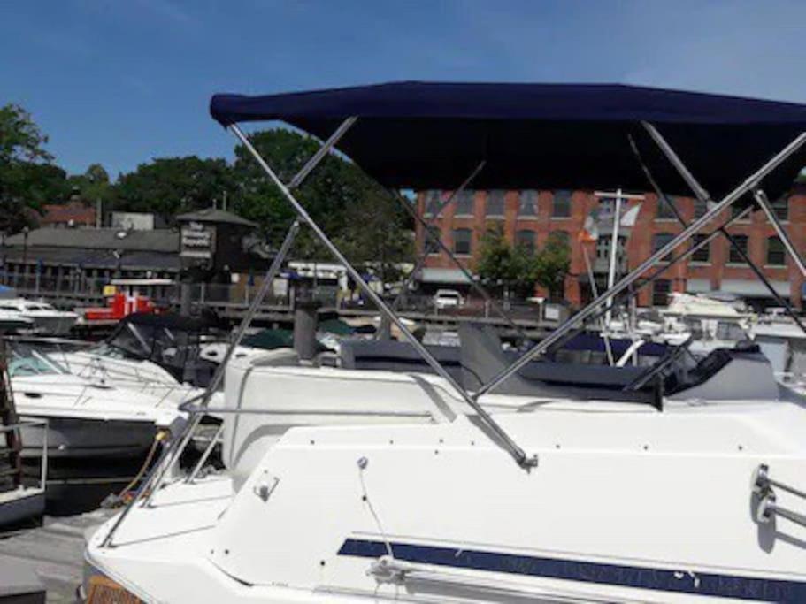 מלון פרובידנס Waterfront 32' Bayliner Yacht מראה חיצוני תמונה