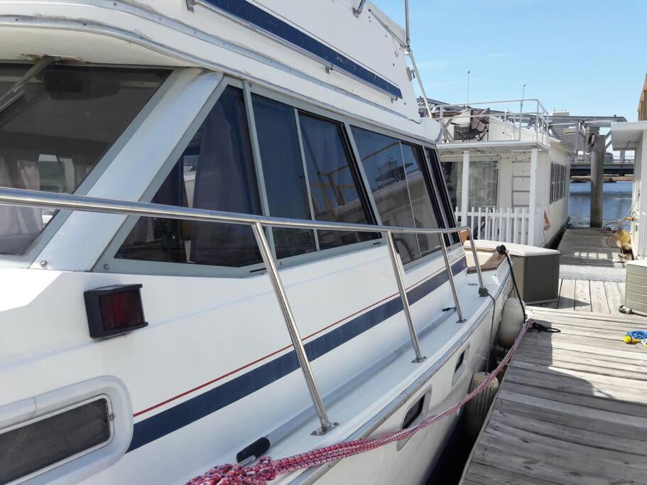 מלון פרובידנס Waterfront 32' Bayliner Yacht מראה חיצוני תמונה