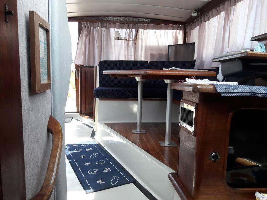 מלון פרובידנס Waterfront 32' Bayliner Yacht מראה חיצוני תמונה