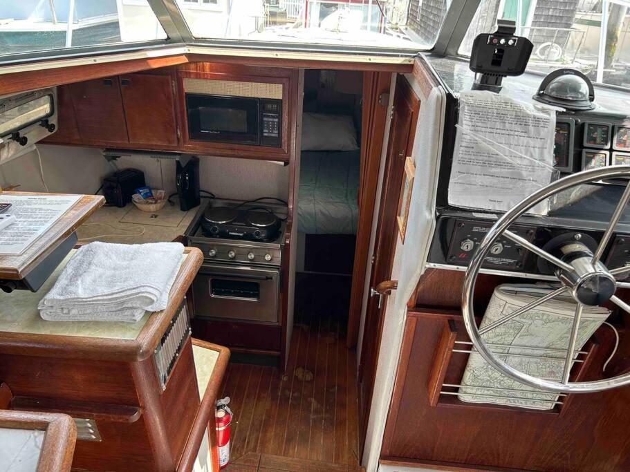 מלון פרובידנס Waterfront 32' Bayliner Yacht מראה חיצוני תמונה